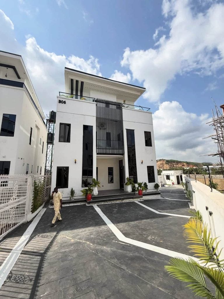 6 Bedroom Fully Detached Duplex for Sale in Guzape, Abuja