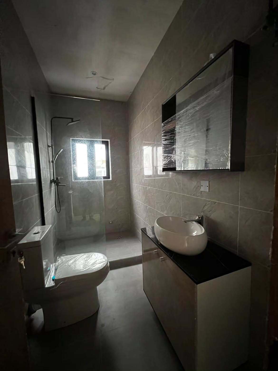 still selling ‼️contemporary and tastefully built 5 bedrooms fully detached duplex with modern 5