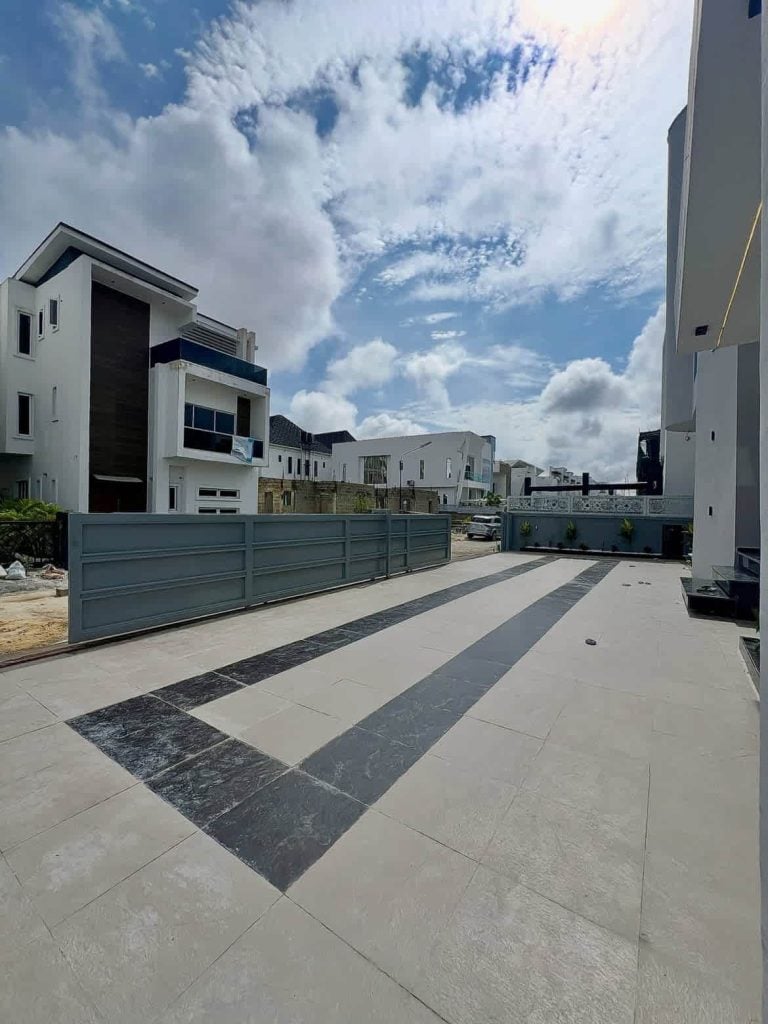 6 Bedroom Fully Detached Home for Sale in Chevron, Lekki