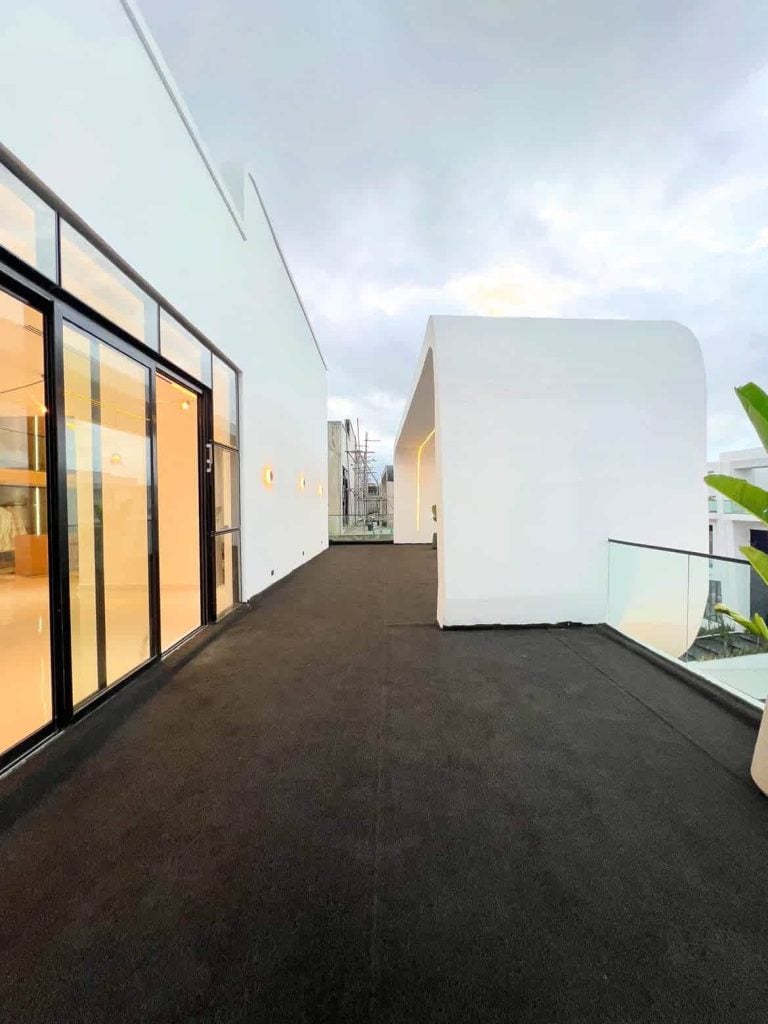 5 bedroom fully detached duplex for sale in osapa, lagos
